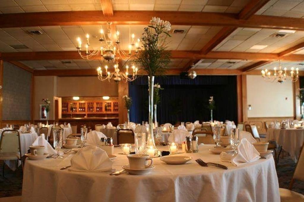 Hotel Carlisle & Embers Convention Center エクステリア 写真