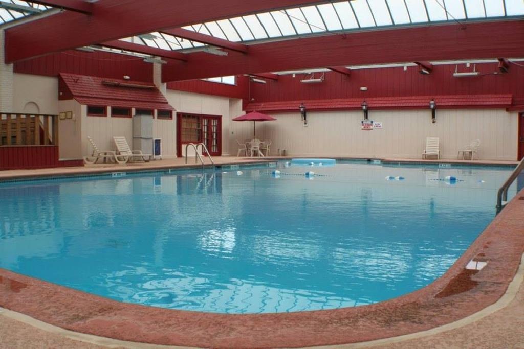 Hotel Carlisle & Embers Convention Center エクステリア 写真