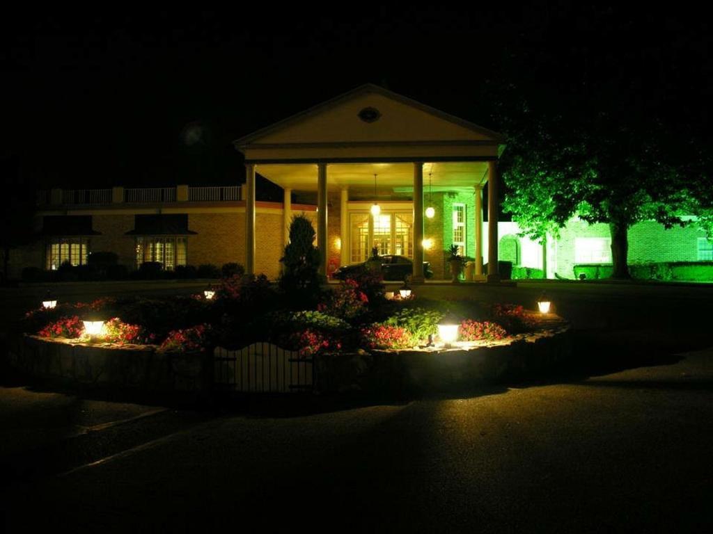 Hotel Carlisle & Embers Convention Center エクステリア 写真
