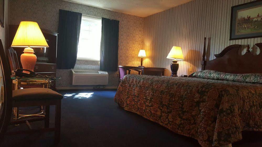 Hotel Carlisle & Embers Convention Center エクステリア 写真